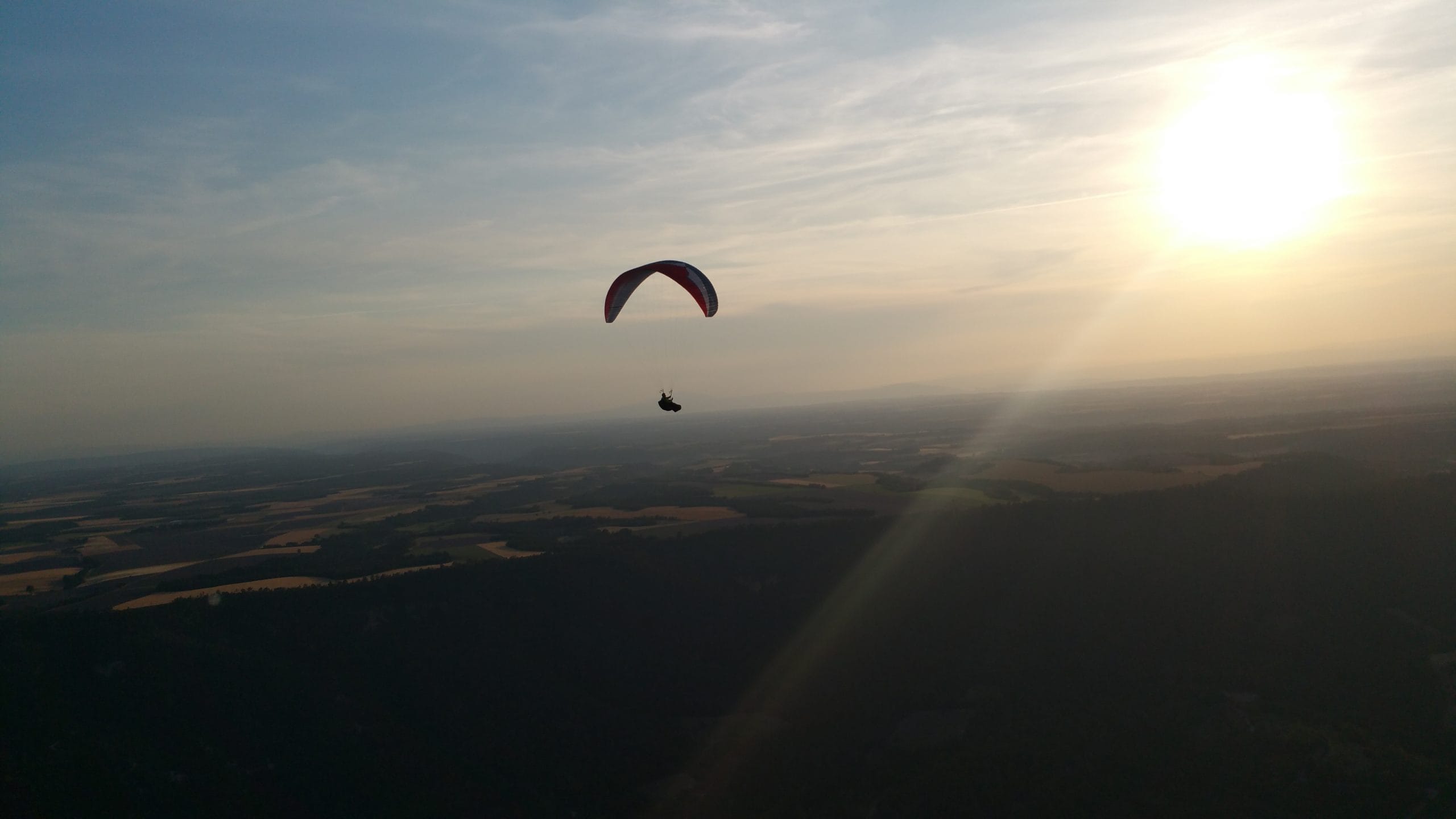 Vol en parapente au coucher du soleil sur les Alpes de Haute-Provence